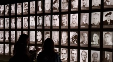 Schülerinnen in der Gedenstätte Esterwegen